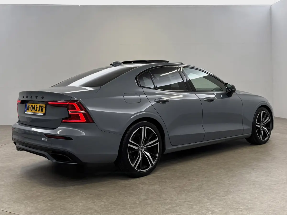 2.0 B4 R-Design Black Optic | Pano | Virtual | Memory | H/K | Camera | Carplay | Cruise | NAP