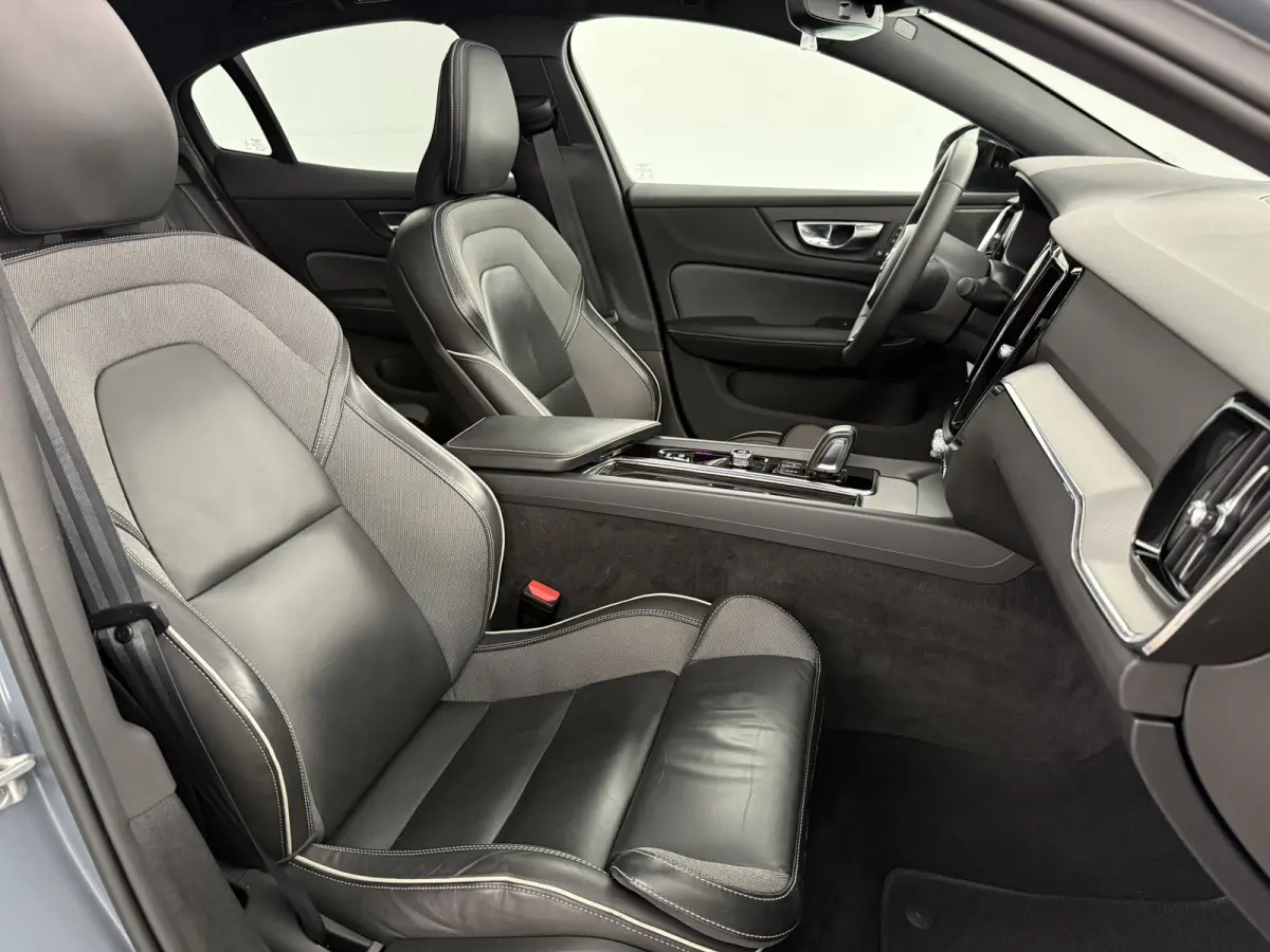 2.0 B4 R-Design Black Optic | Pano | Virtual | Memory | H/K | Camera | Carplay | Cruise | NAP