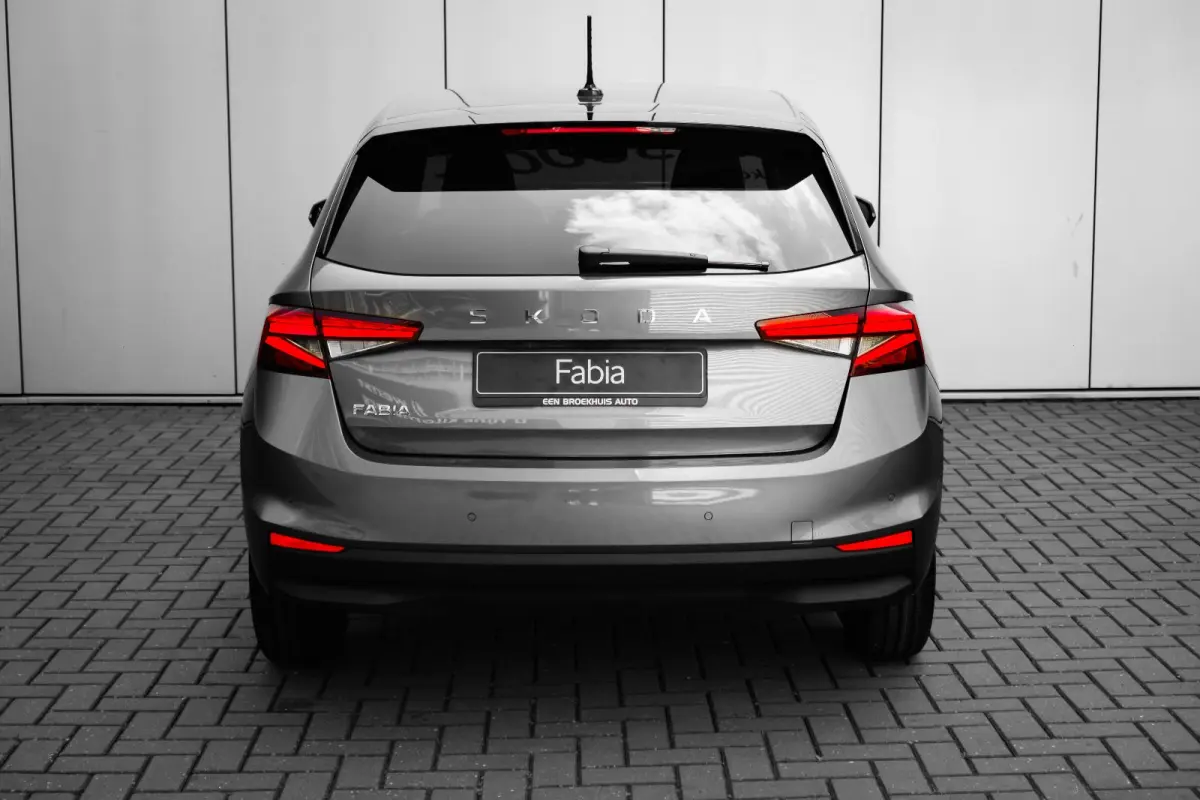 1.0 TSI Selection l Airco l DAB l Apple Car Play / Android l Metallic lak l Multi Funct. Stuurwiel l