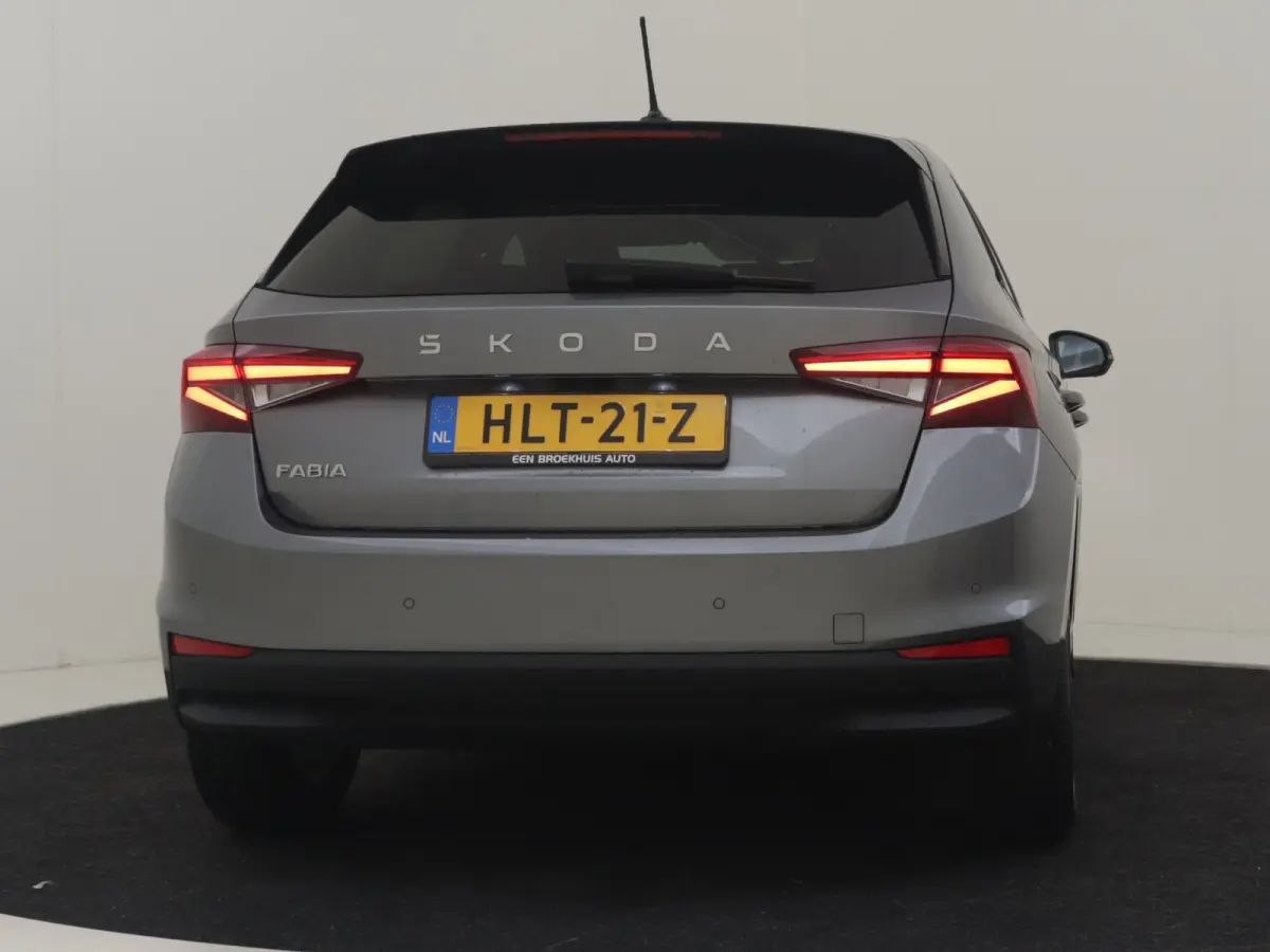 1.0 TSI Selection l Airco l DAB l Apple Car Play / Android l Metallic lak l Multi Funct. Stuurwiel l PArkeersensoren achter