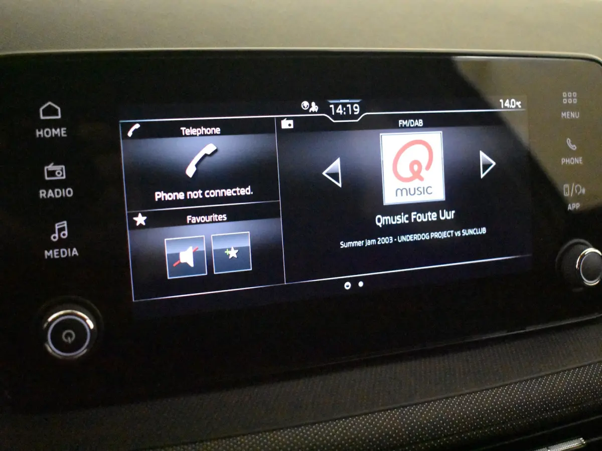 1.0 TSI Selection l Airco l DAB l Apple Car Play / Android l Metallic lak l Multi Funct. Stuurwiel l PArkeersensoren achter