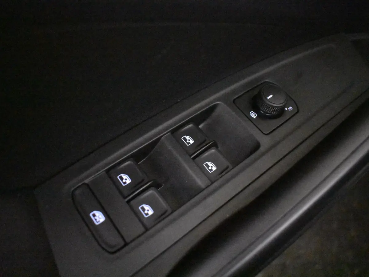1.0 TSI Selection l Airco l DAB l Apple Car Play / Android l Metallic lak l Multi Funct. Stuurwiel l PArkeersensoren achter