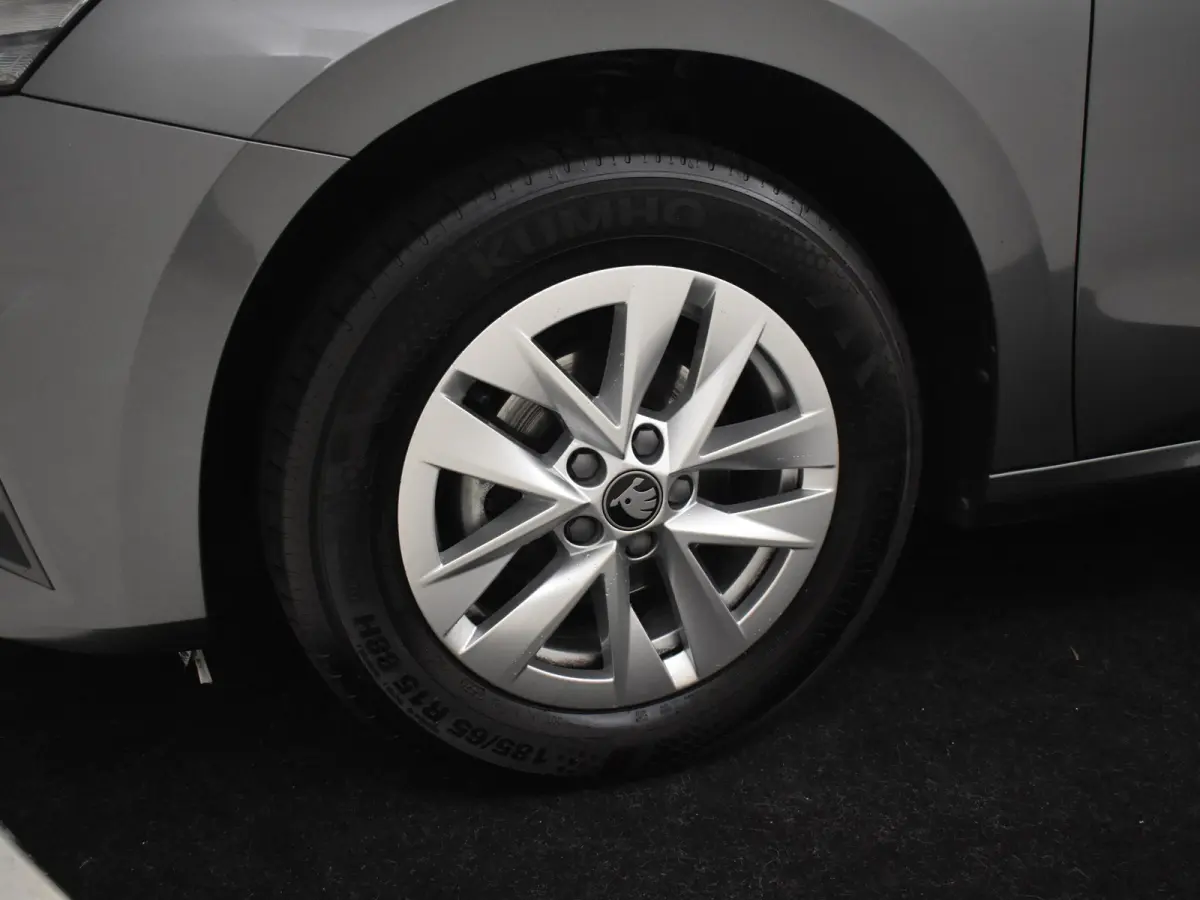 1.0 TSI Selection l Airco l DAB l Apple Car Play / Android l Metallic lak l Multi Funct. Stuurwiel l PArkeersensoren achter