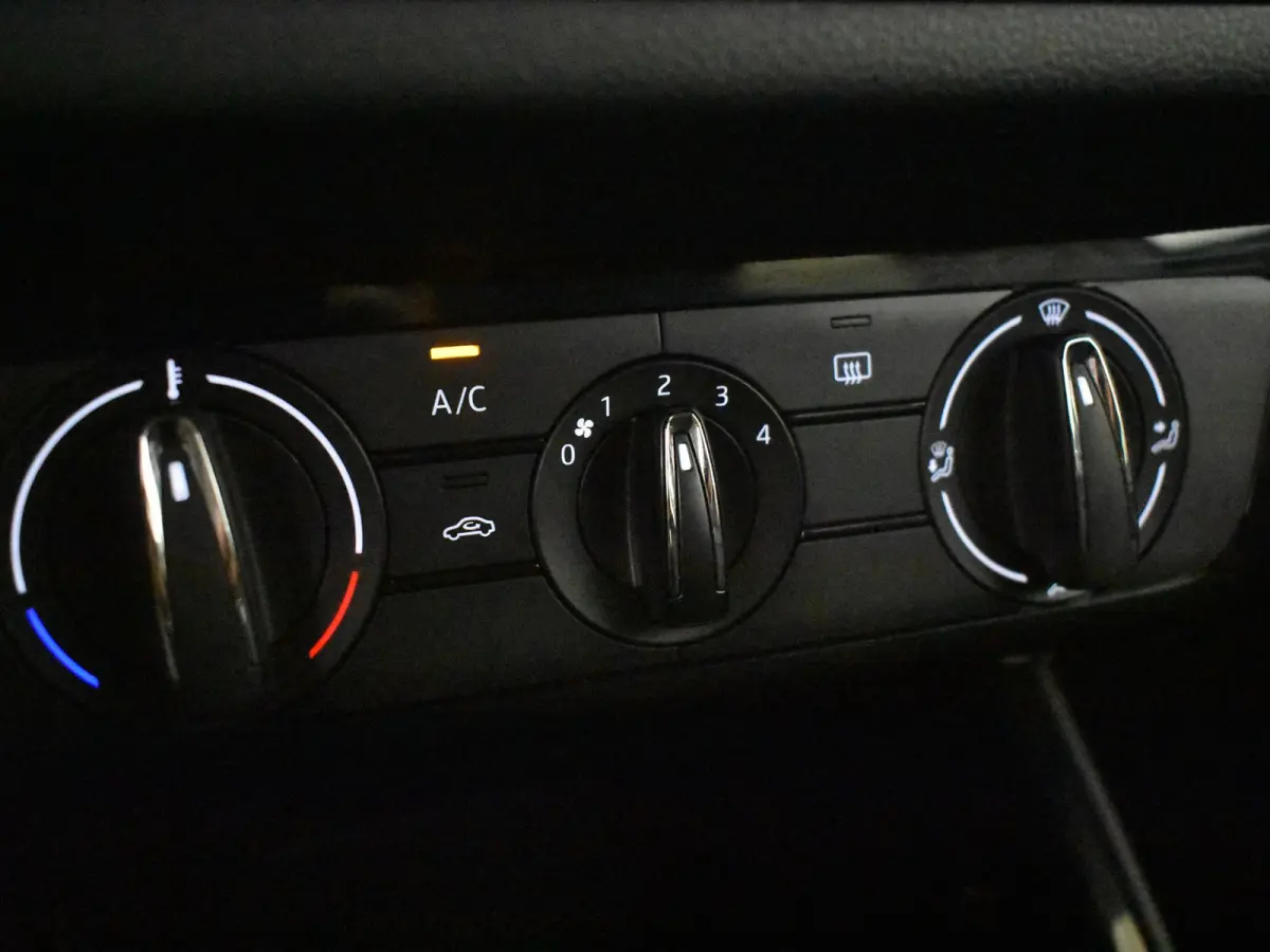 1.0 TSI Selection l Airco l DAB l Apple Car Play / Android l Metallic lak l Multi Funct. Stuurwiel l PArkeersensoren achter