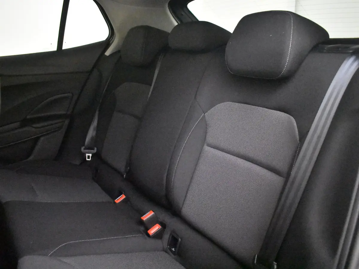 1.0 TSI Selection l Airco l DAB l Apple Car Play / Android l Metallic lak l Multi Funct. Stuurwiel l PArkeersensoren achter