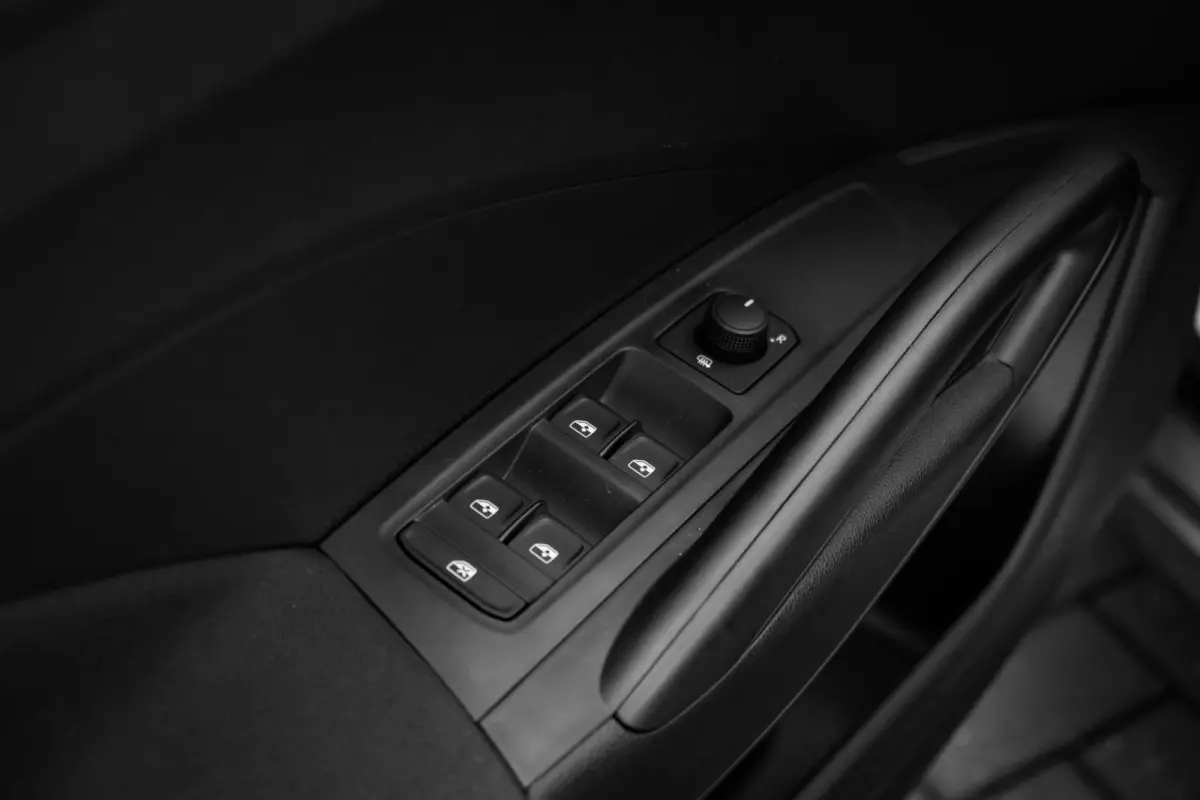 1.0 TSI Selection l Airco l DAB l Apple Car Play / Android l Metallic lak l Multi Funct. Stuurwiel l
