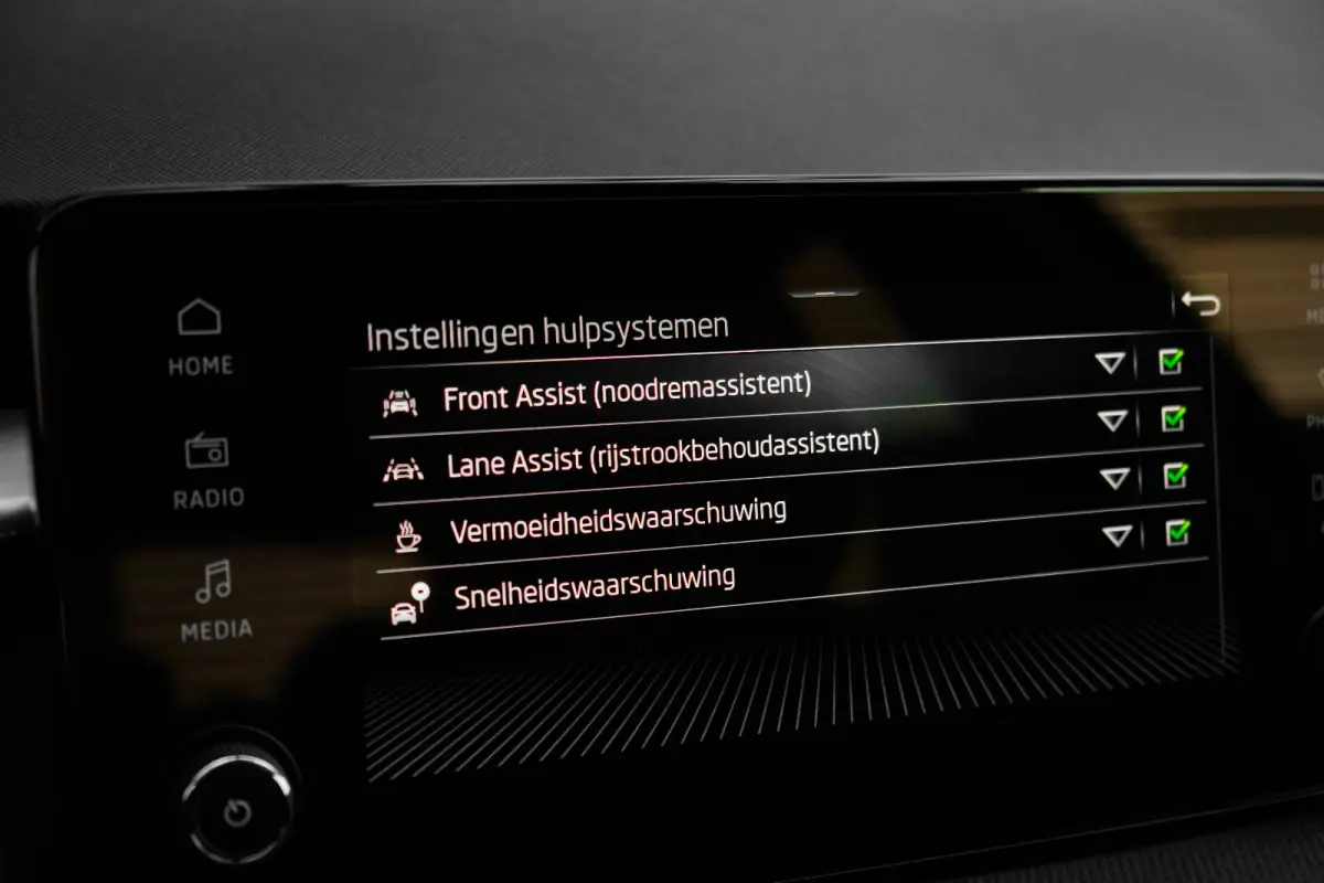 1.0 TSI Selection l Airco l DAB l Apple Car Play / Android l Metallic lak l Multi Funct. Stuurwiel l