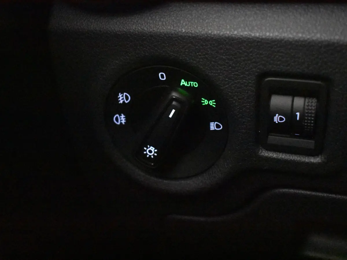 1.0 TSI Selection l Airco l DAB l Apple Car Play / Android l Metallic lak l Multi Funct. Stuurwiel l PArkeersensoren achter