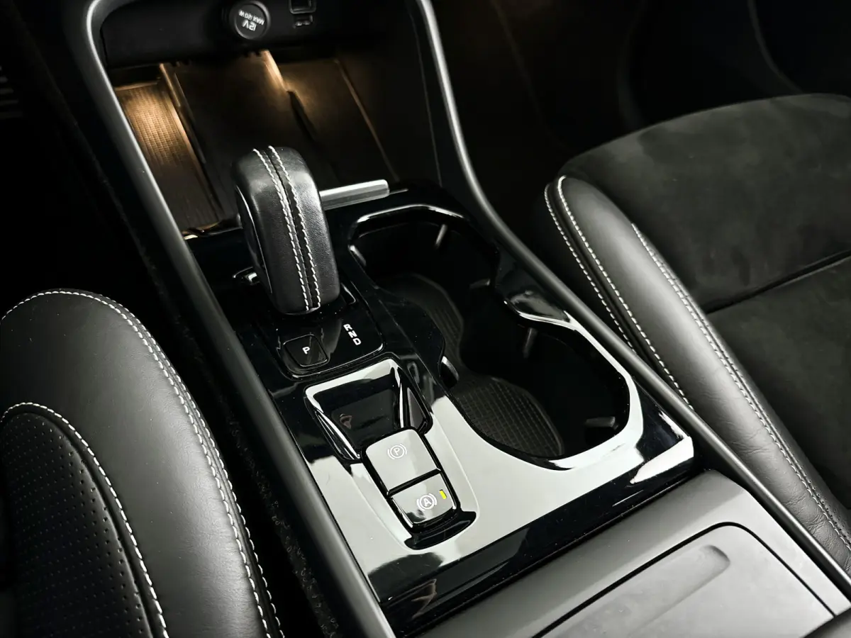 T5 AWD R-Design Intro Edition | Panoramadak | Parkeercamera | Stoel- en Stuurverwarming | Keyless | Trekhaak