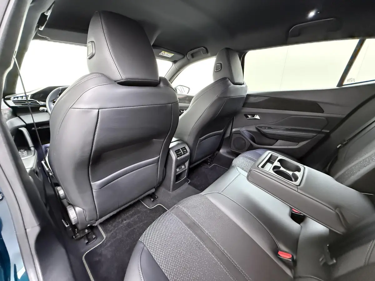 GT 145pk Hybrid Automaat | Navigatie | 360 Camera | Parkeersensoren voor en achter | Elektrische achterklep | Cruise control adaptief | 19 inch lichtmetalen velgen | Full LED koplampen | App