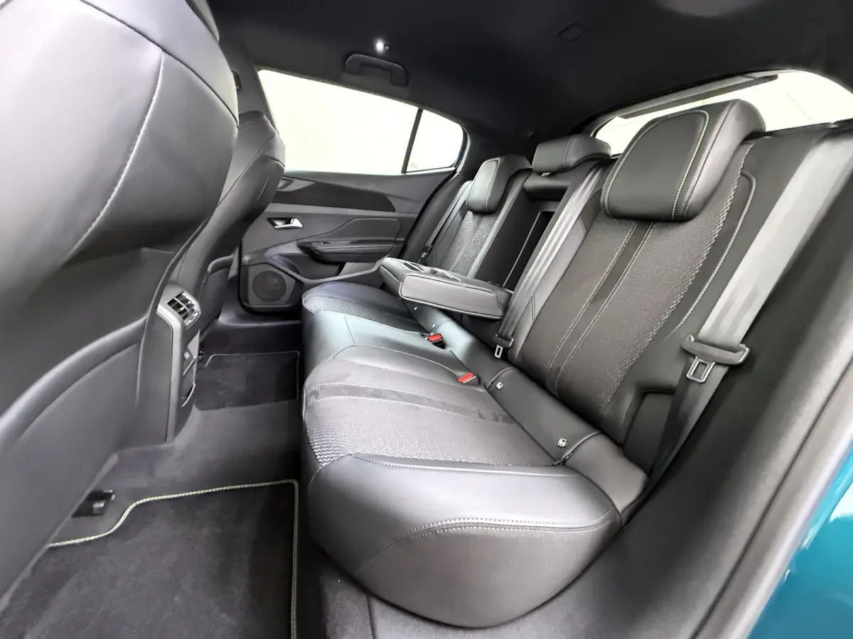 GT 145pk Hybrid Automaat | Navigatie | 360 Camera | Parkeersensoren voor en achter | Elektrische achterklep | Cruise control adaptief | 19 inch lichtmetalen velgen | Full LED koplampen | App