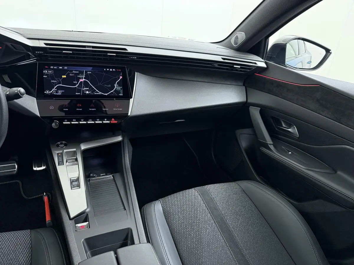 GT 145pk Hybrid Automaat | Navigatie | 360 Camera | Parkeersensoren voor en achter | Elektrische achterklep | Cruise control adaptief | 19 inch lichtmetalen velgen | Full LED koplampen | App