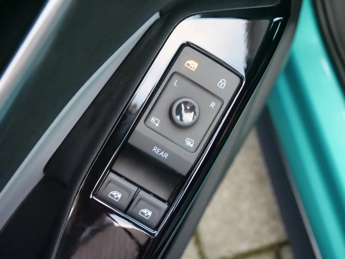 First Plus 58 kWh 204 Pk Automaat Navi / DAB / Apple Carplay / Camera / Stoelverwarming / SOH 94,1 %