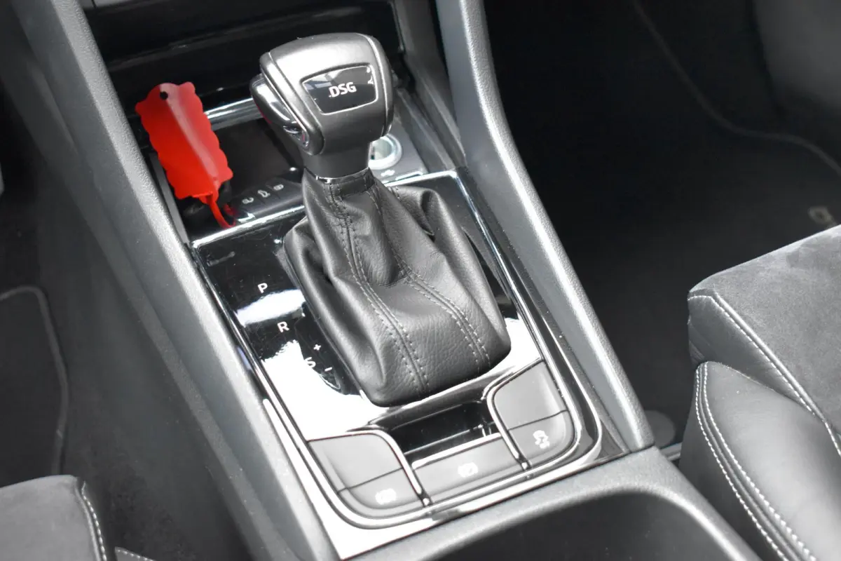 1.4 TSI LEDER NAVI LMV TREKHAAK