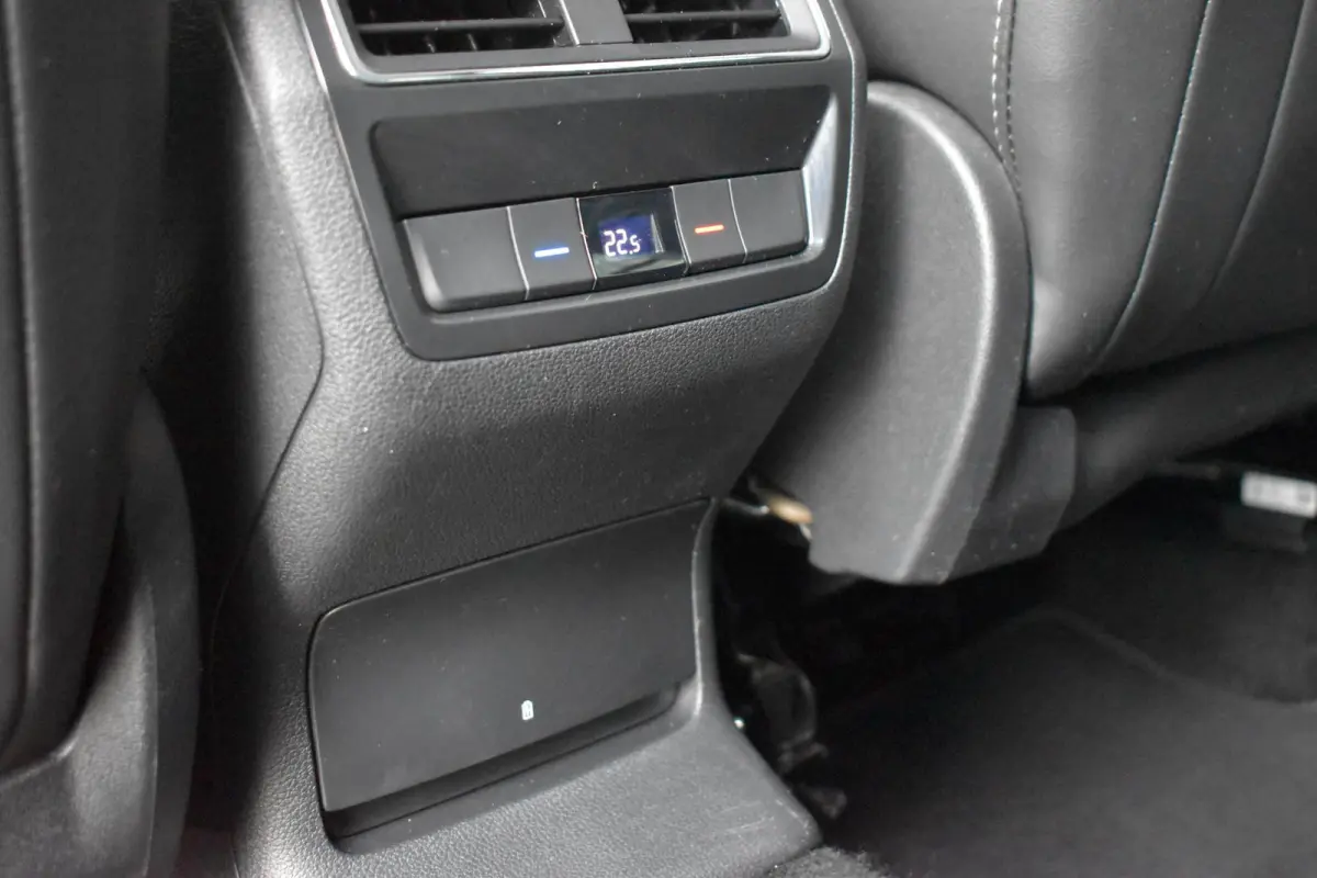 1.4 TSI LEDER NAVI LMV TREKHAAK
