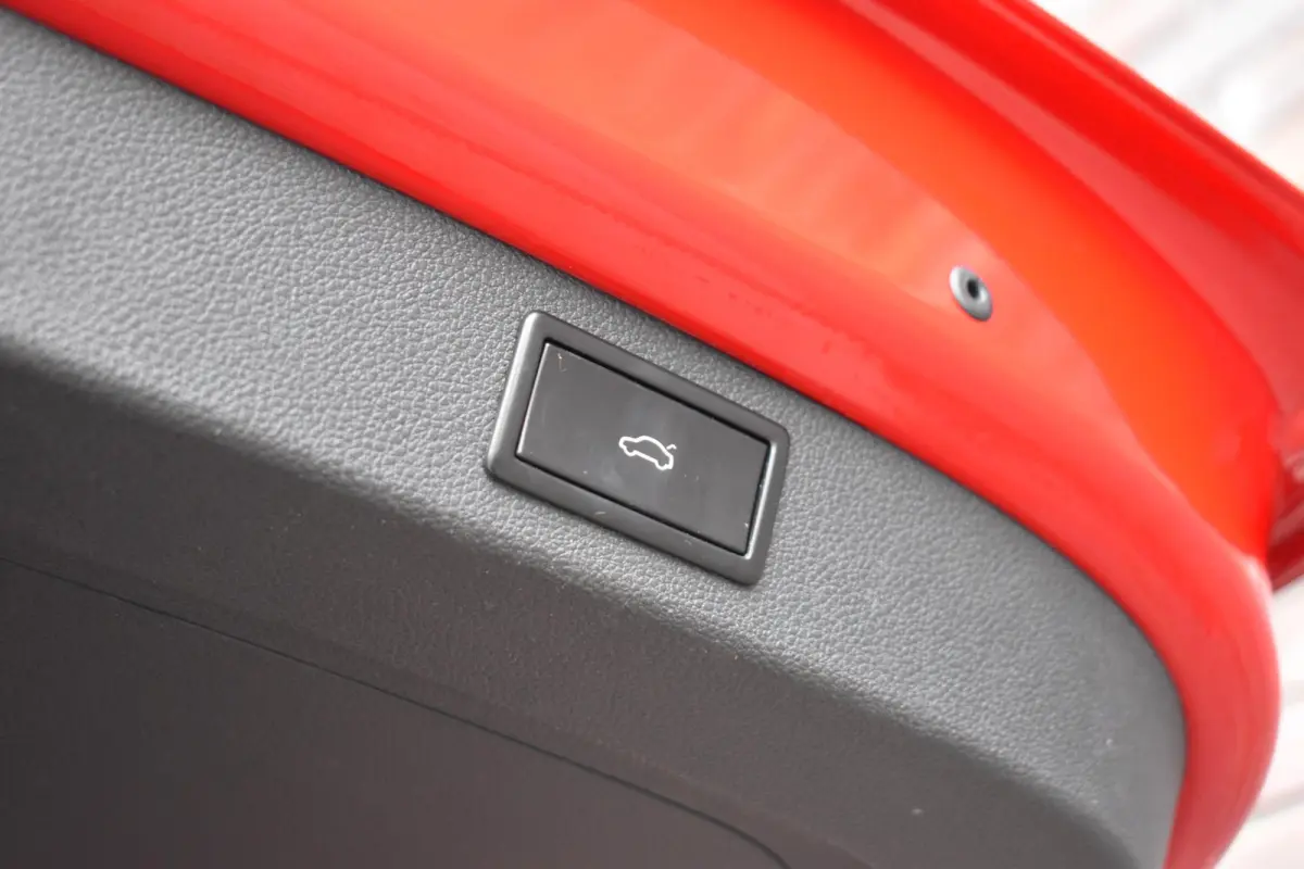 1.4 TSI LEDER NAVI LMV TREKHAAK