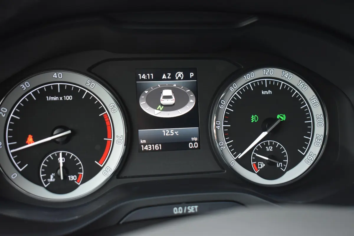 1.4 TSI LEDER NAVI LMV TREKHAAK