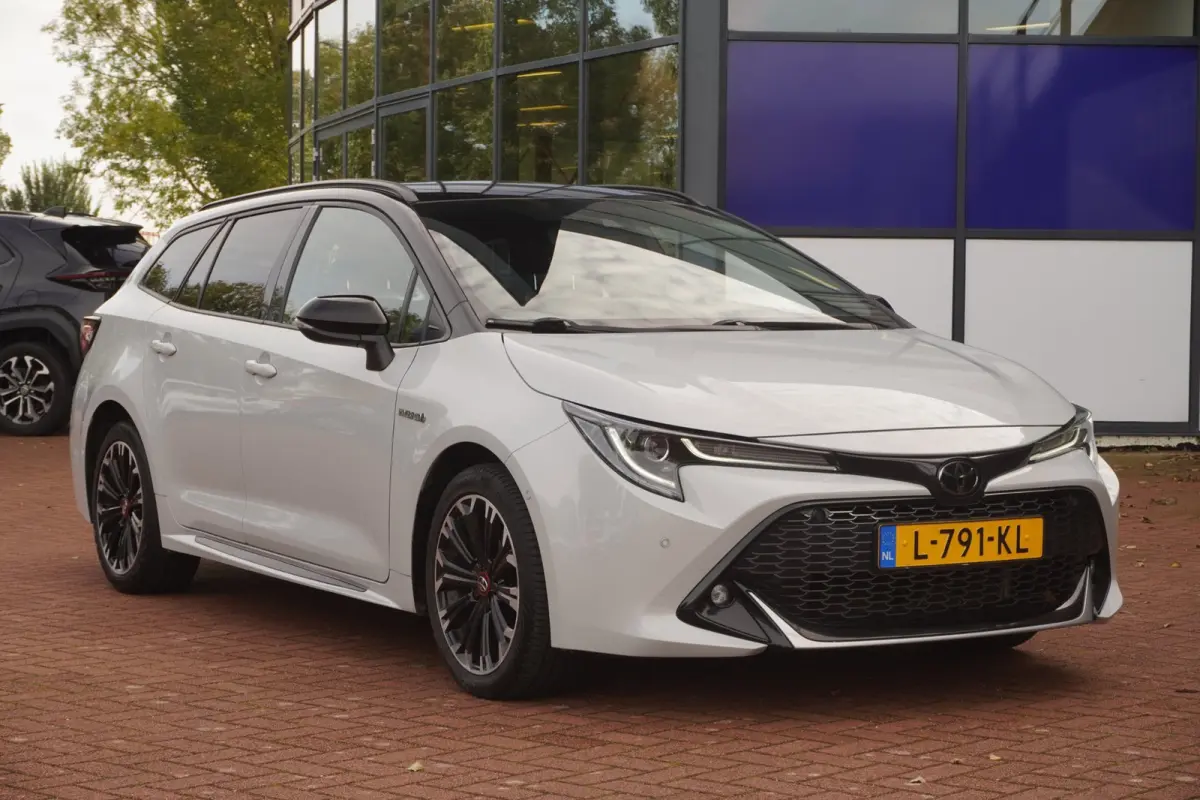 1.8 Hybrid GR-Sport+Led+Leder+Navigatie+trekhaak+camera+Stoel-verw+Parkeer-Hulp = SUPER UITV !!