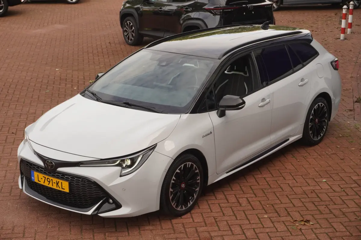 1.8 Hybrid GR-Sport+Led+Leder+Navigatie+trekhaak+camera+Stoel-verw+Parkeer-Hulp = SUPER UITV !!