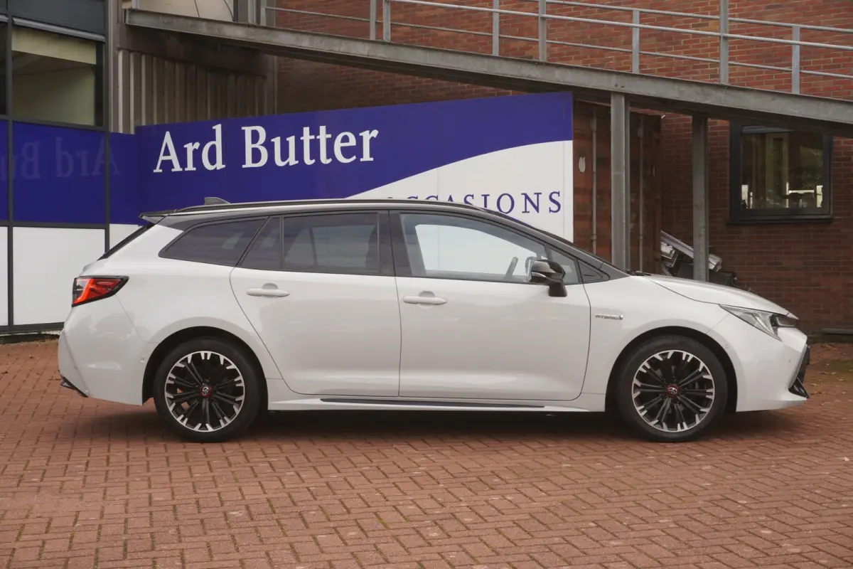 1.8 Hybrid GR-Sport+Led+Leder+Navigatie+trekhaak+camera+Stoel-verw+Parkeer-Hulp = SUPER UITV !!