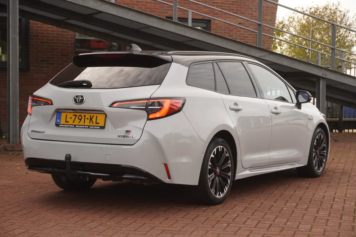 1.8 Hybrid GR-Sport+Led+Leder+Navigatie+trekhaak+camera+Stoel-verw+Parkeer-Hulp = SUPER UITV !!