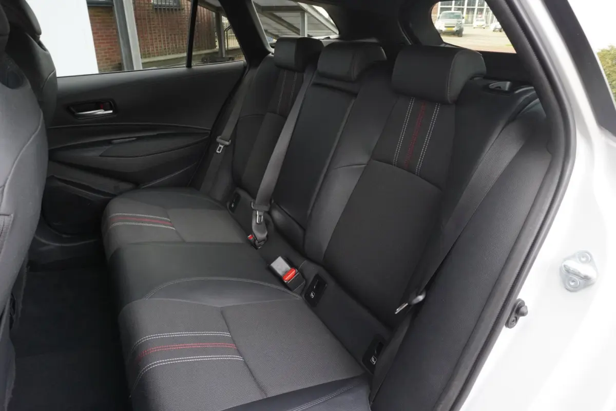 1.8 Hybrid GR-Sport+Led+Leder+Navigatie+trekhaak+camera+Stoel-verw+Parkeer-Hulp = SUPER UITV !!