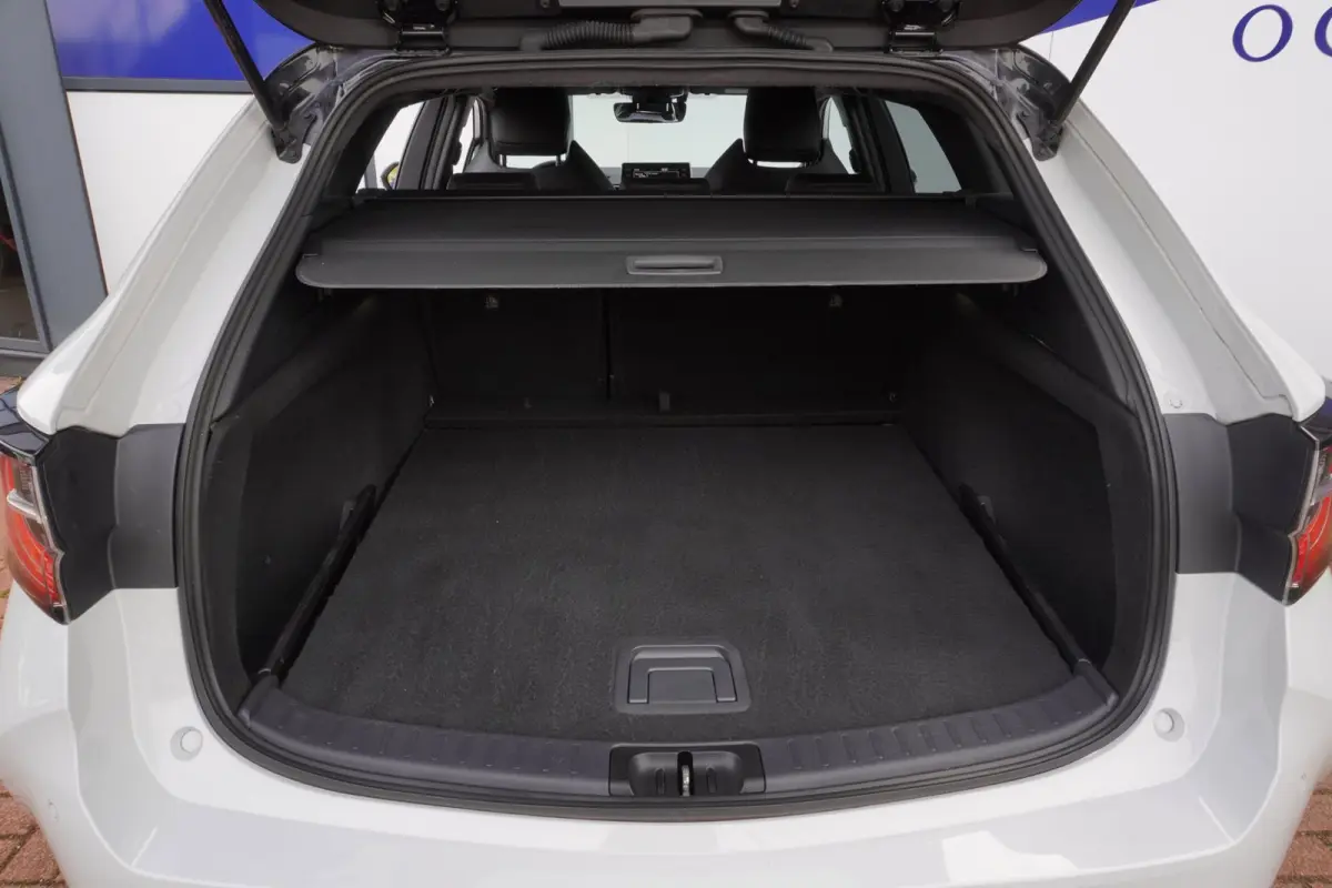 1.8 Hybrid GR-Sport+Led+Leder+Navigatie+trekhaak+camera+Stoel-verw+Parkeer-Hulp = SUPER UITV !!