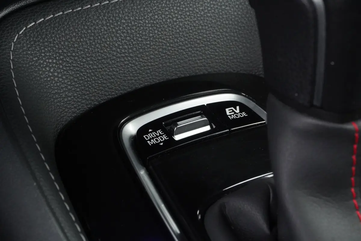 1.8 Hybrid GR-Sport+Led+Leder+Navigatie+trekhaak+camera+Stoel-verw+Parkeer-Hulp = SUPER UITV !!