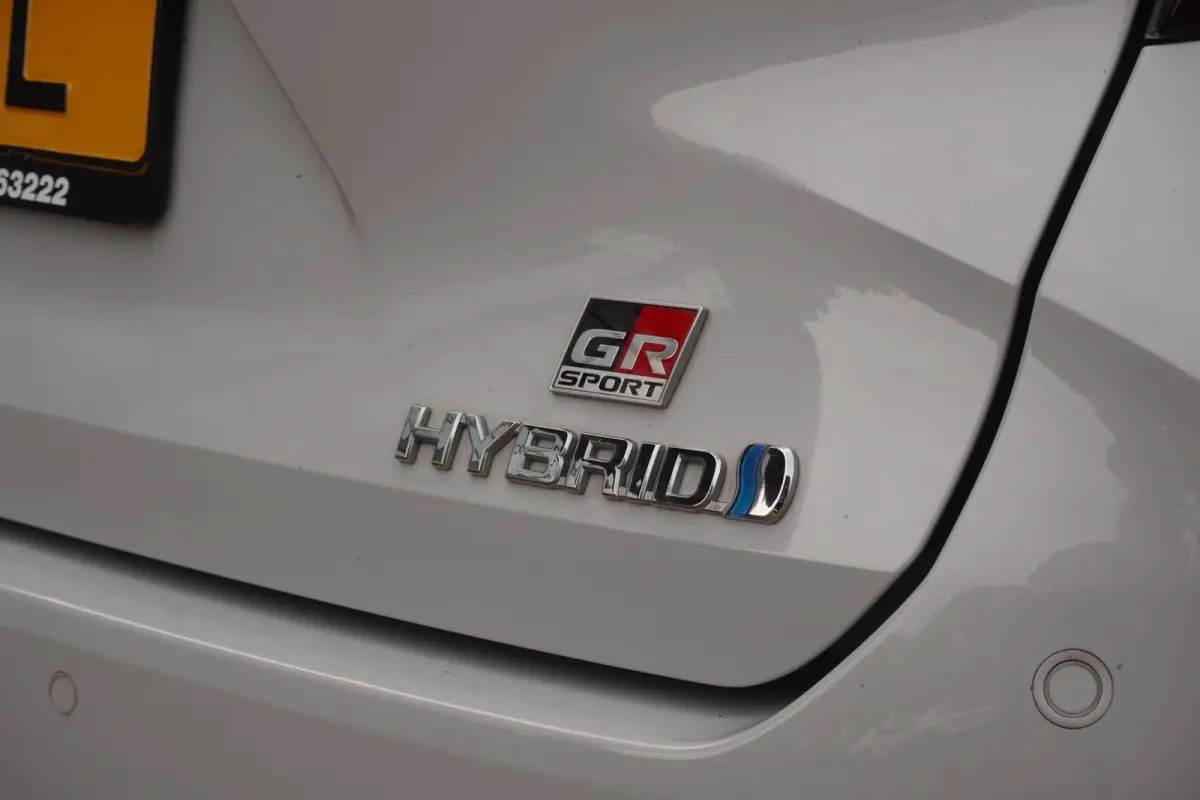 1.8 Hybrid GR-Sport+Led+Leder+Navigatie+trekhaak+camera+Stoel-verw+Parkeer-Hulp = SUPER UITV !!