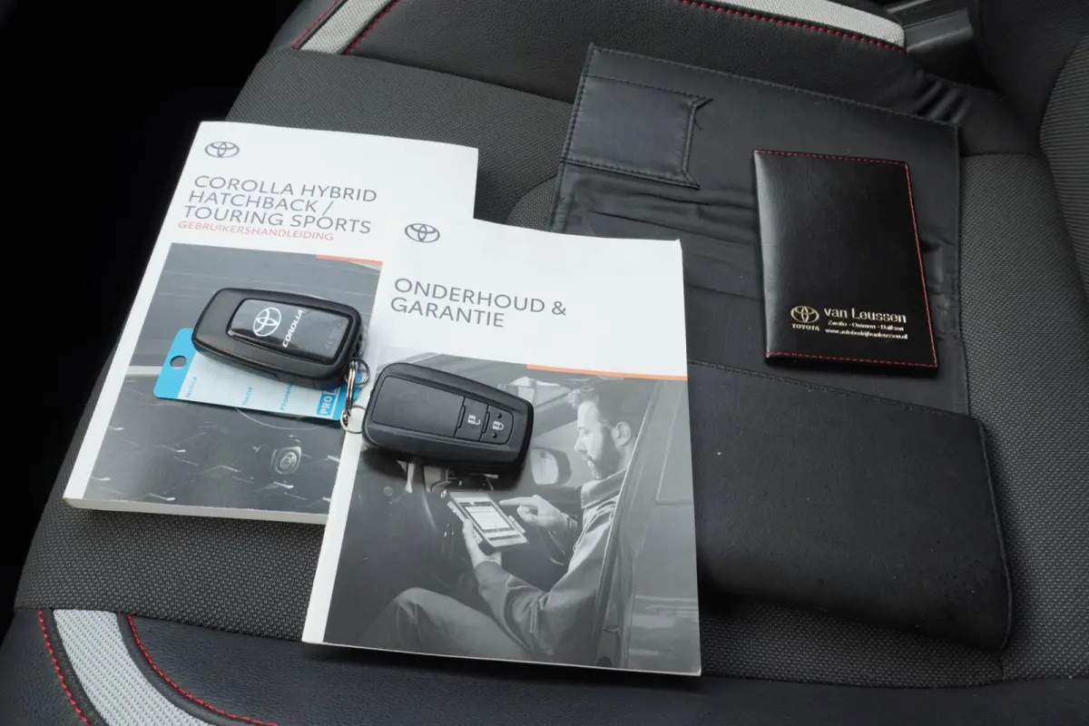 1.8 Hybrid GR-Sport+Led+Leder+Navigatie+trekhaak+camera+Stoel-verw+Parkeer-Hulp = SUPER UITV !!