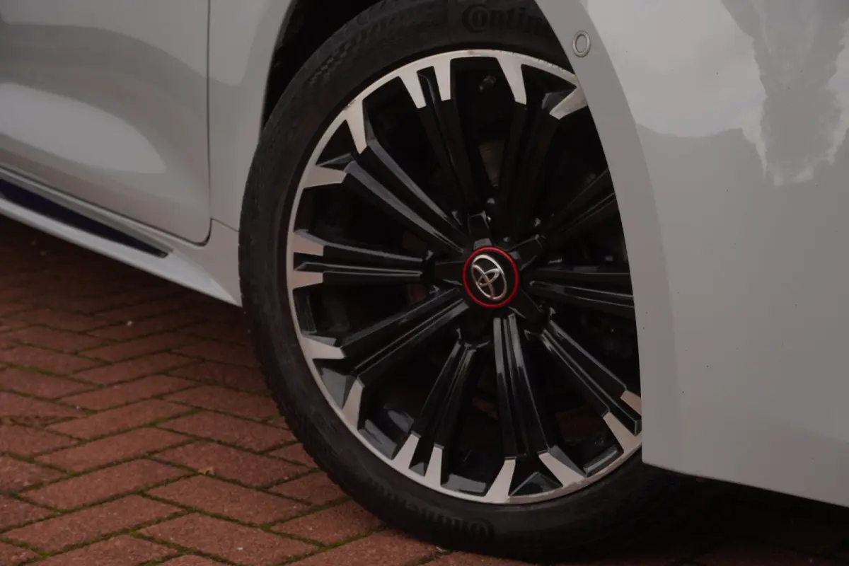 1.8 Hybrid GR-Sport+Led+Leder+Navigatie+trekhaak+camera+Stoel-verw+Parkeer-Hulp = SUPER UITV !!