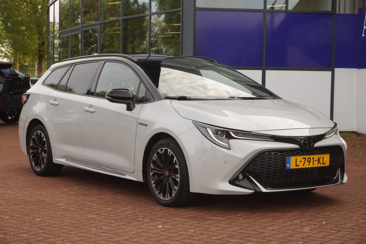 1.8 Hybrid GR-Sport+Led+Leder+Navigatie+trekhaak+camera+Stoel-verw+Parkeer-Hulp = SUPER UITV !!