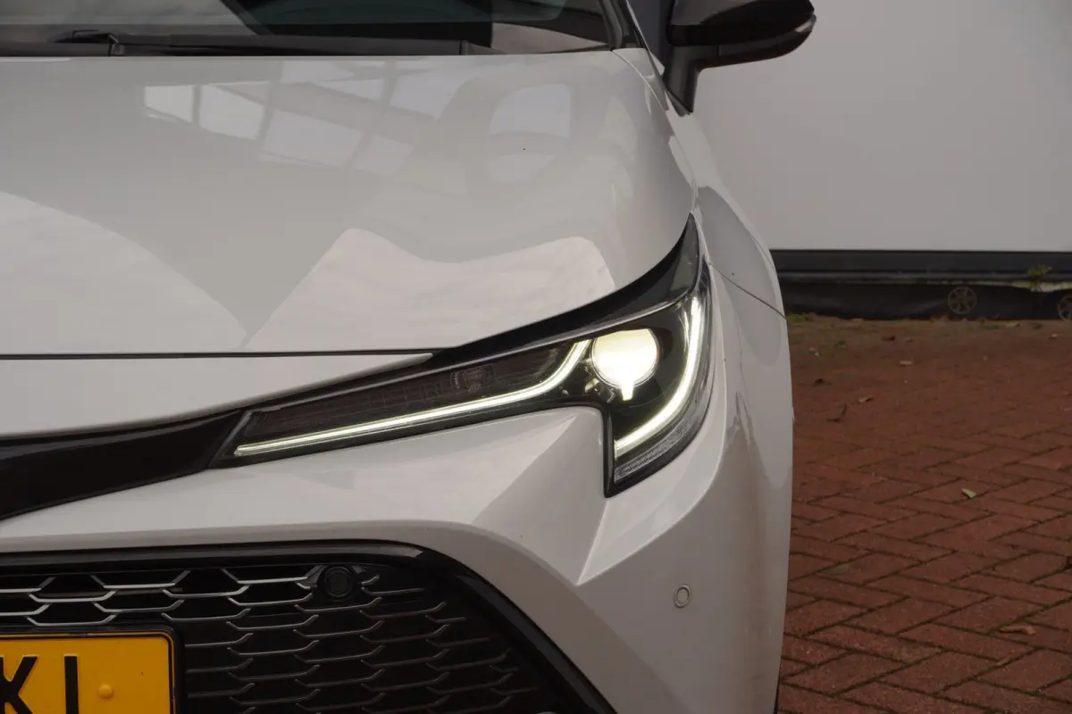 1.8 Hybrid GR-Sport+Led+Leder+Navigatie+trekhaak+camera+Stoel-verw+Parkeer-Hulp = SUPER UITV !!