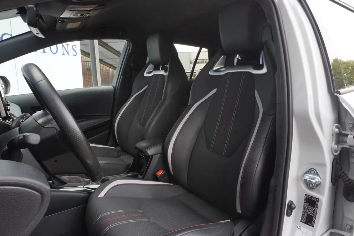 1.8 Hybrid GR-Sport+Led+Leder+Navigatie+trekhaak+camera+Stoel-verw+Parkeer-Hulp = SUPER UITV !!