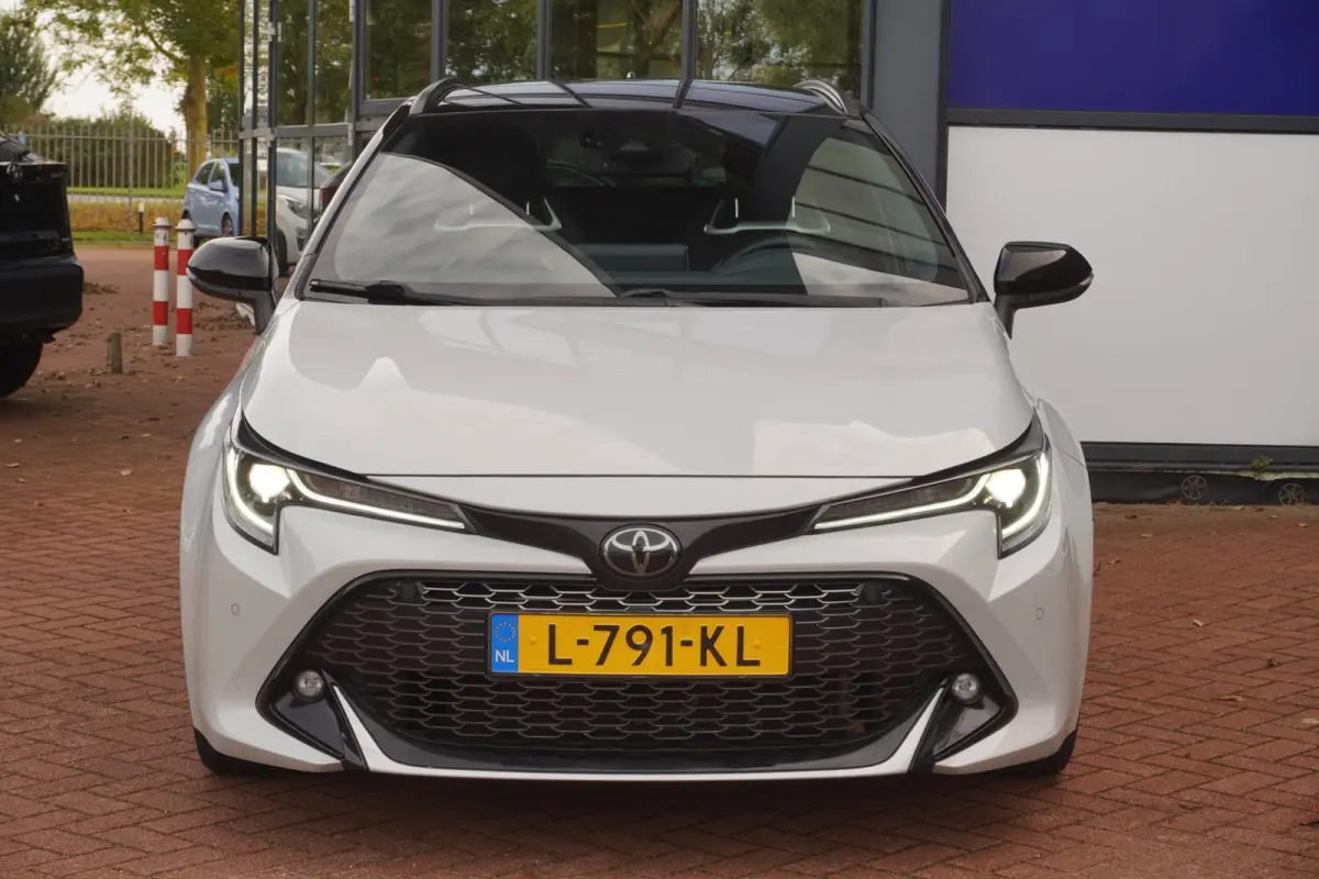 1.8 Hybrid GR-Sport+Led+Leder+Navigatie+trekhaak+camera+Stoel-verw+Parkeer-Hulp = SUPER UITV !!