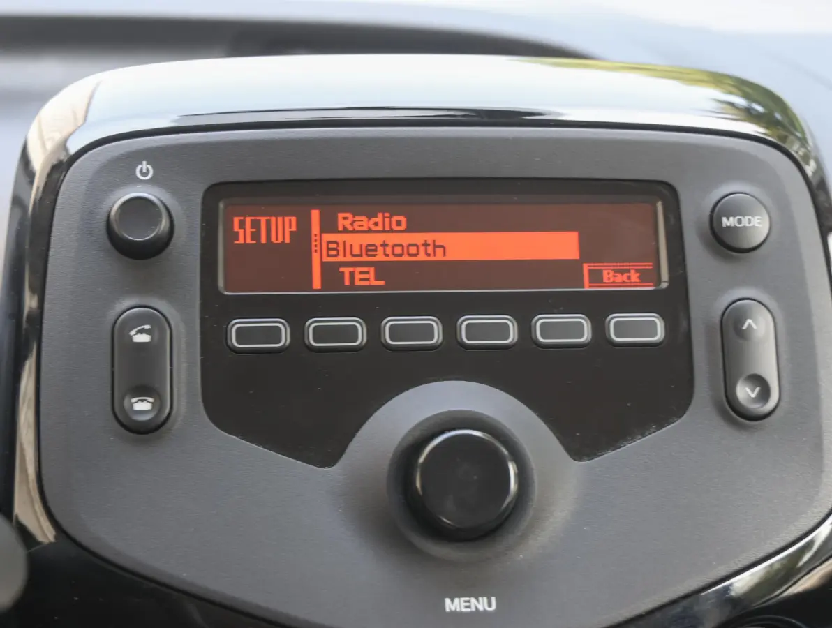 1.0 VTi Feel | Airco | Bluetooth | Centrale deurvergrendeling | Lederen stuurwiel | Chrome pakket