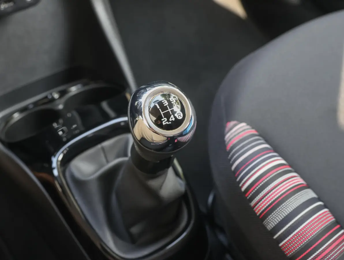 1.0 VTi Feel | Airco | Bluetooth | Centrale deurvergrendeling | Lederen stuurwiel | Chrome pakket