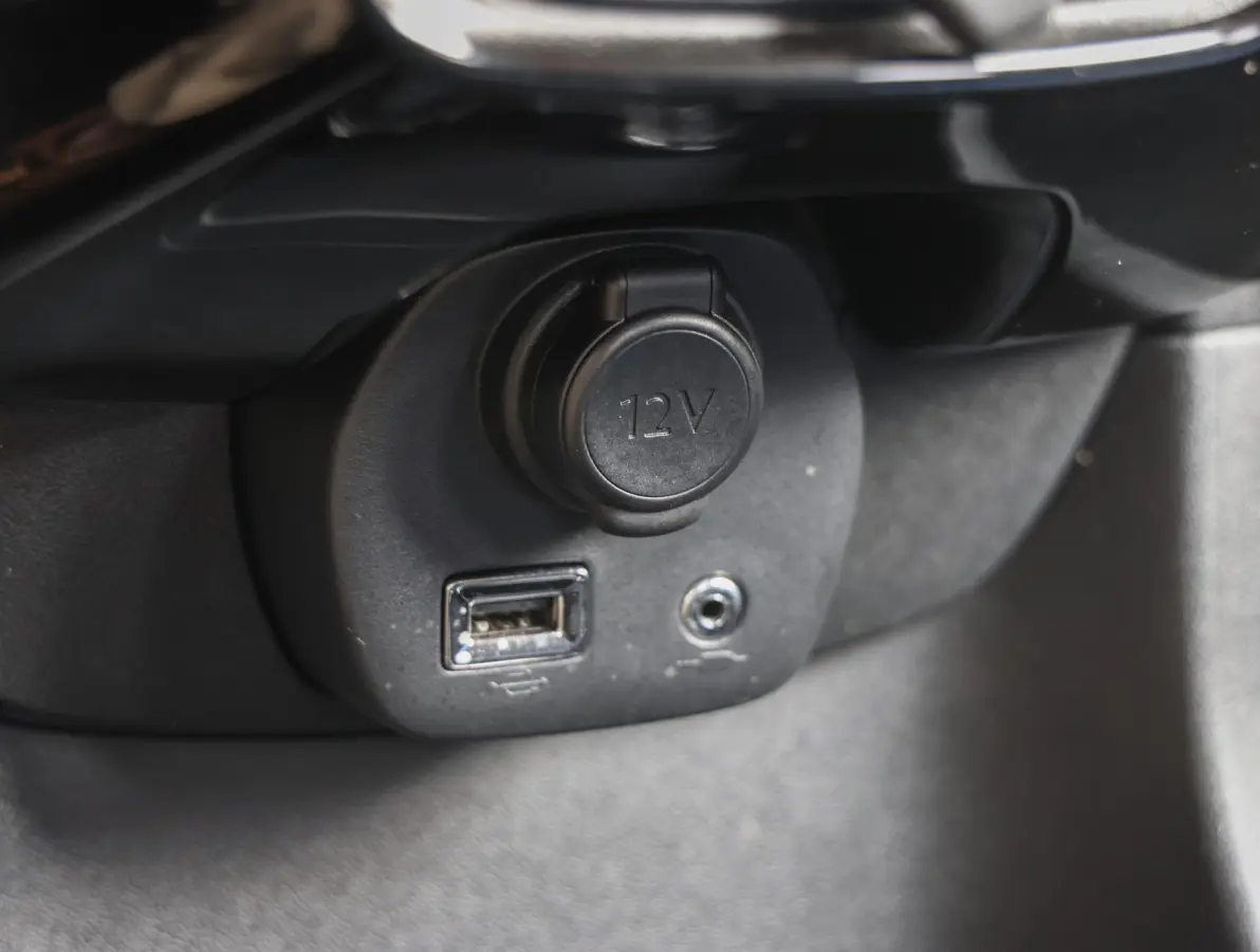 1.0 VTi Feel | Airco | Bluetooth | Centrale deurvergrendeling | Lederen stuurwiel | Chrome pakket