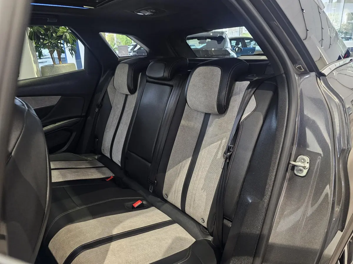 1.6 HYbrid 225 Blue Lease GT | Panoramisch schuifdak | Navigatie | 360° Camera