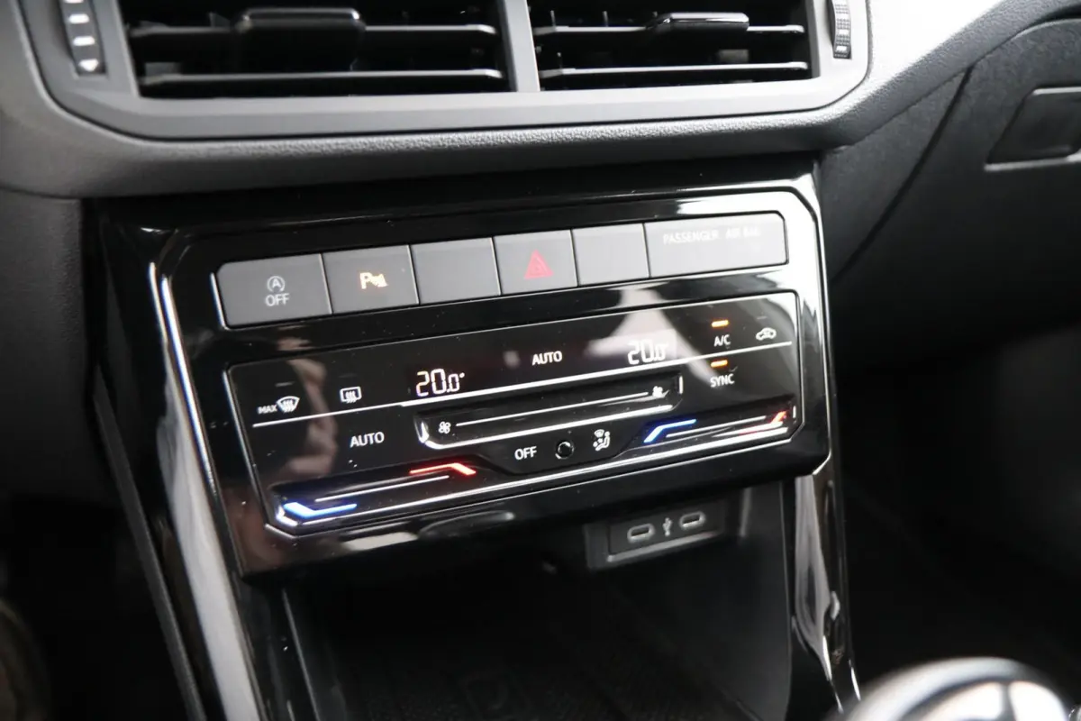 1.0 TSI 95pk Life | Navigatie | App Connect | Achteruitrijcamera | Clima