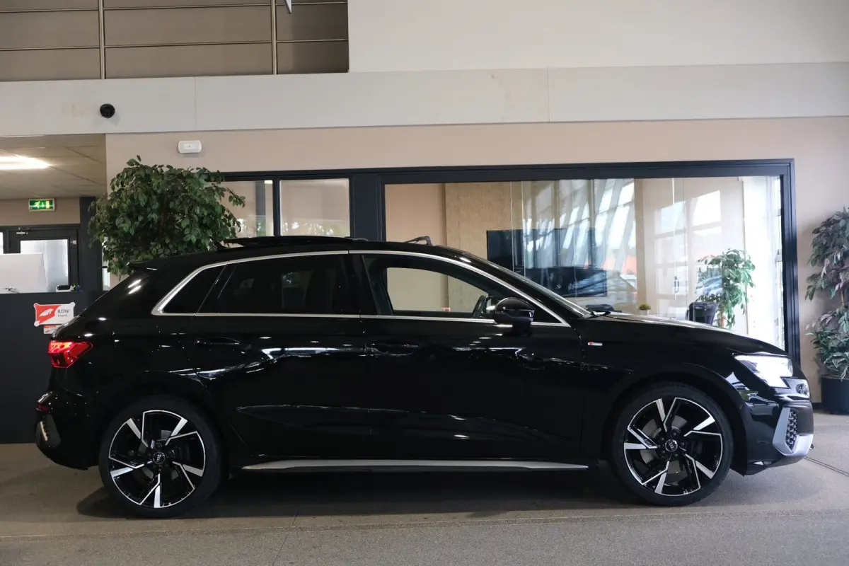 40 TFSI e 204PK S-line Pano Matrix Led Volleder Navi Carplay Cruise