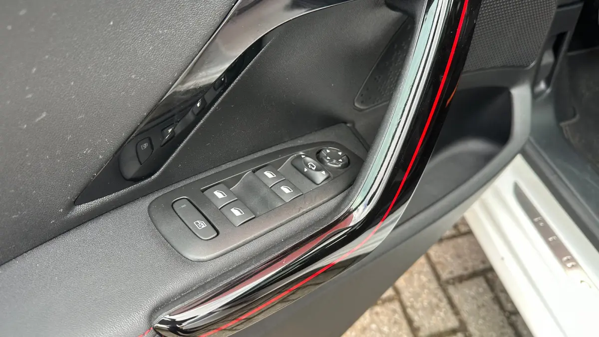 1.2 PureTech GT-Line | Cruise Control | Panoramadak | Climate Control | Achteruitrij Camera | Achteruitrijcamera standaard | Airco (automatisch) | Bluetooth telefoonvoorbereiding