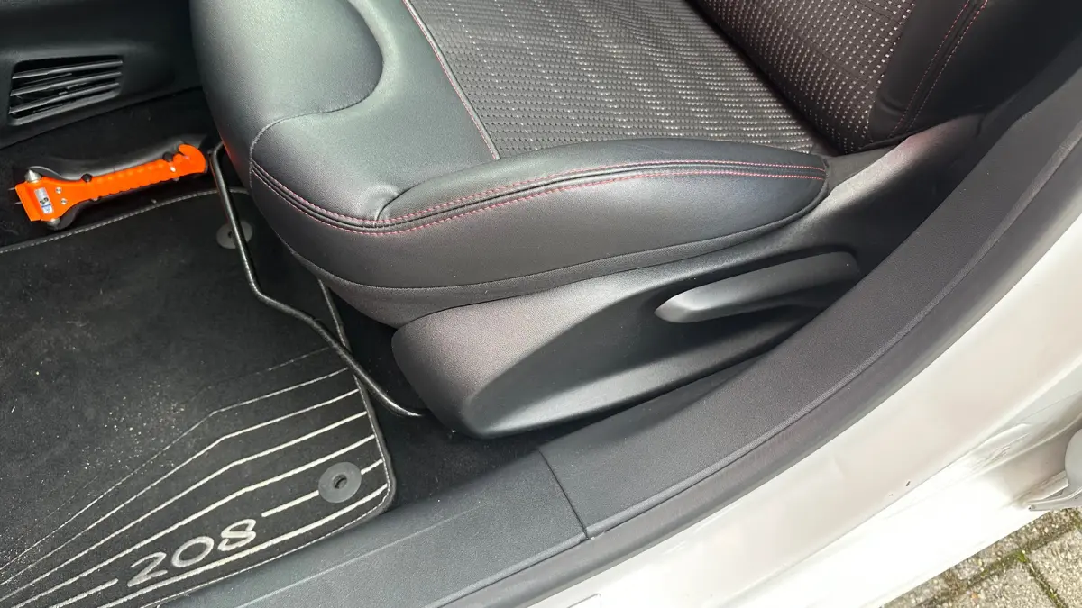 1.2 PureTech GT-Line | Cruise Control | Panoramadak | Climate Control | Achteruitrij Camera | Achteruitrijcamera standaard | Airco (automatisch) | Bluetooth telefoonvoorbereiding