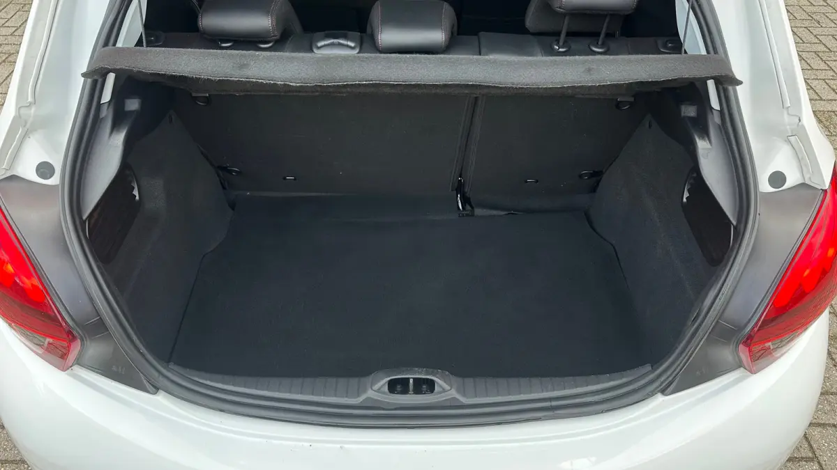 1.2 PureTech GT-Line | Cruise Control | Panoramadak | Climate Control | Achteruitrij Camera | Achteruitrijcamera standaard | Airco (automatisch) | Bluetooth telefoonvoorbereiding