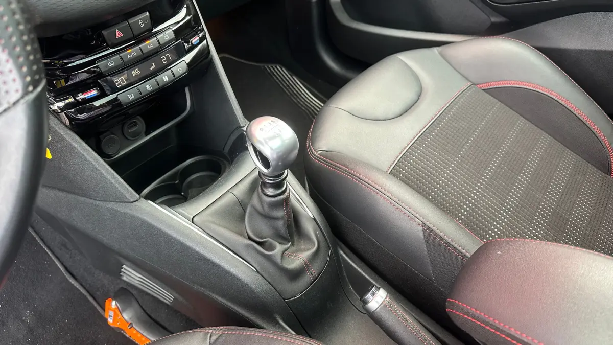 1.2 PureTech GT-Line | Cruise Control | Panoramadak | Climate Control | Achteruitrij Camera | Achteruitrijcamera standaard | Airco (automatisch) | Bluetooth telefoonvoorbereiding