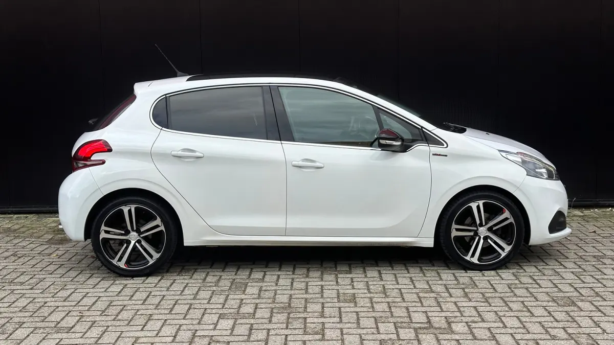 1.2 PureTech GT-Line | Cruise Control | Panoramadak | Climate Control | Achteruitrij Camera | Achteruitrijcamera standaard | Airco (automatisch) | Bluetooth telefoonvoorbereiding