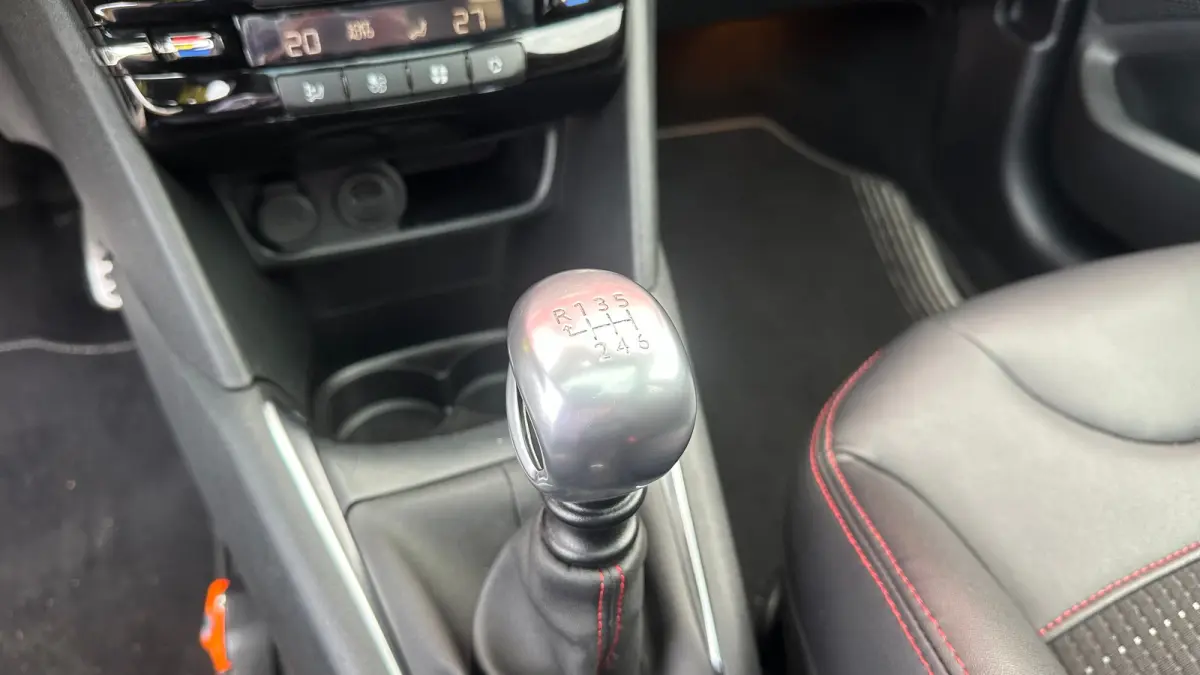 1.2 PureTech GT-Line | Cruise Control | Panoramadak | Climate Control | Achteruitrij Camera | Achteruitrijcamera standaard | Airco (automatisch) | Bluetooth telefoonvoorbereiding