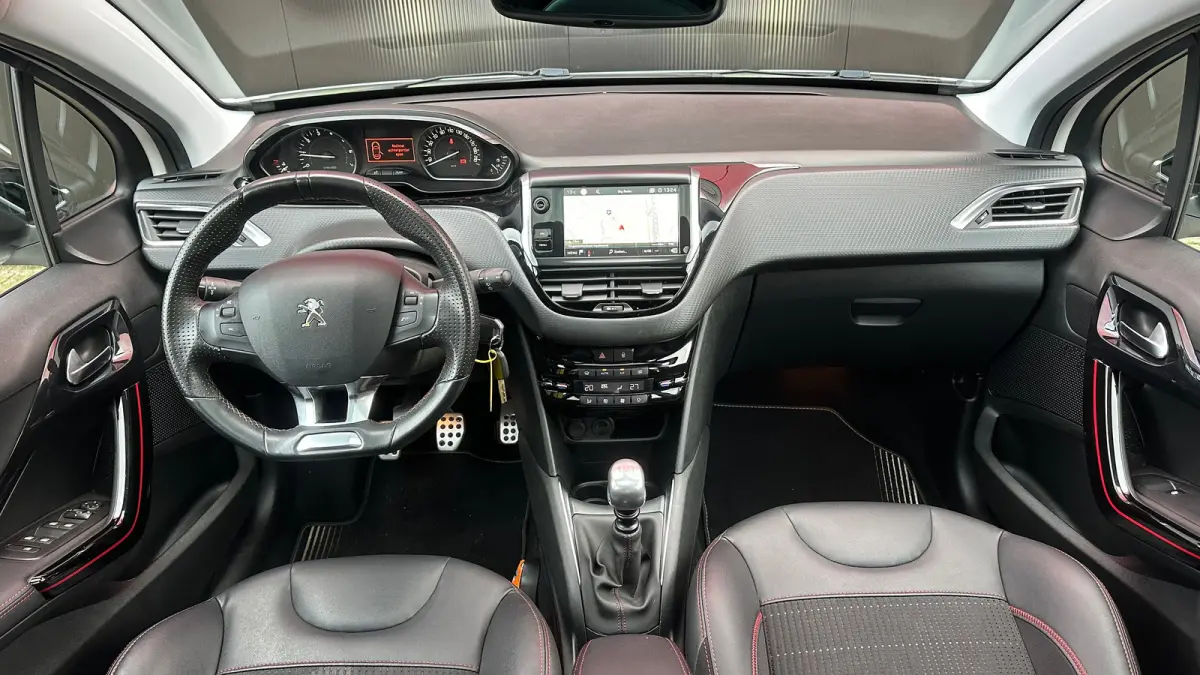 1.2 PureTech GT-Line | Cruise Control | Panoramadak | Climate Control | Achteruitrij Camera | Achteruitrijcamera standaard | Airco (automatisch) | Bluetooth telefoonvoorbereiding