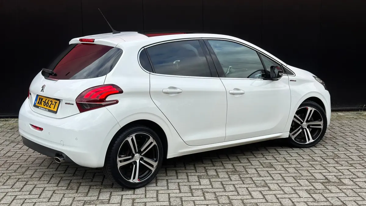 1.2 PureTech GT-Line | Cruise Control | Panoramadak | Climate Control | Achteruitrij Camera | Achteruitrijcamera standaard | Airco (automatisch) | Bluetooth telefoonvoorbereiding