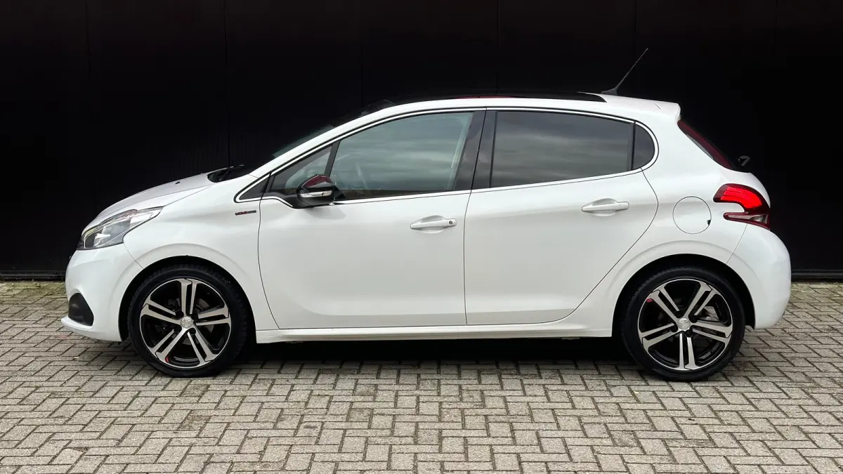 1.2 PureTech GT-Line | Cruise Control | Panoramadak | Climate Control | Achteruitrij Camera | Achteruitrijcamera standaard | Airco (automatisch) | Bluetooth telefoonvoorbereiding